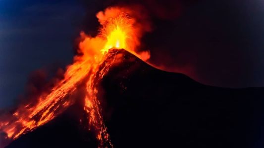 Vulcão mais ativo da América Central entra em erupção