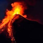 Vulcão entra em erupção e coloca 130 mil pessoas em risco na Guatemala