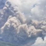 Vídeo: vulcão na Indonésia entra em erupção e vilarejos ficam cobertos de cinzas