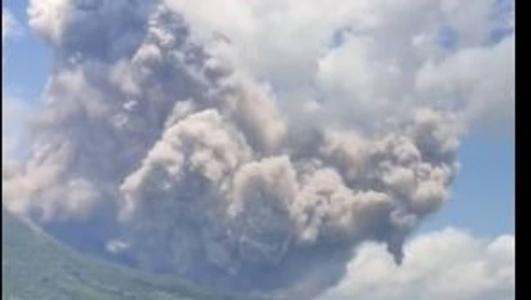 Vulcão na Indonésia entra em erupção e vilarejos ficam cobertos de cinzas