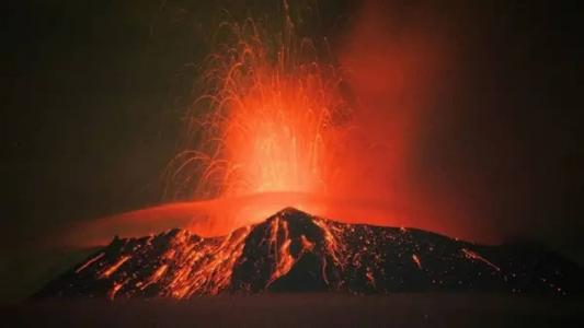 Vulcão Popocatepetl, no México, está em erupção