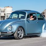 Fusca vira esportivo elétrico de 600 cv com peças de Tesla e Porsche Taycan