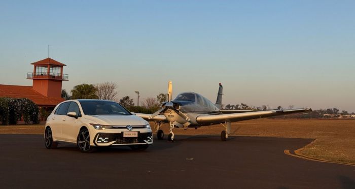 VW Golf GTI 2026 em frente ao avião Beechcraft Bonanza G36