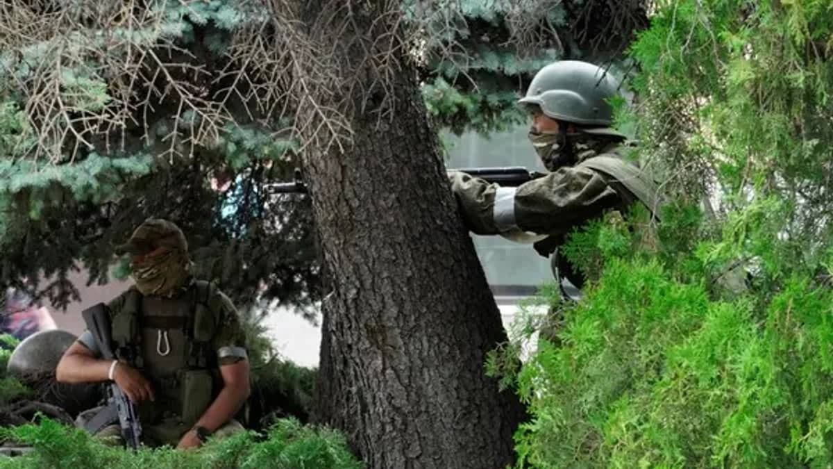 Paramilitares do Wagner se retiram após rebelião, o que enfraquece Putin 