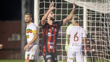 Wagner Leonardo, zagueiro do Vitória, está suspenso para o jogo com o Juventude