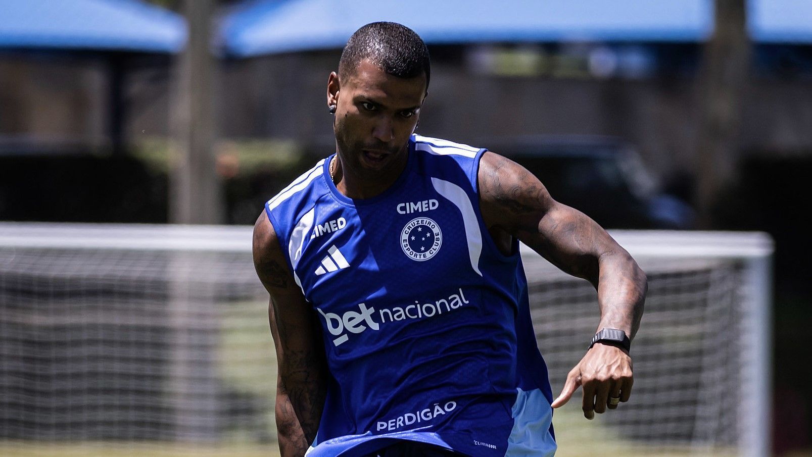 Diretor do Cruzeiro revela procuras por Walace, que pode ser negociado