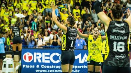 Walewska festejando com a camisa do Praia Clube; ela transformou passagem em idolatria no time