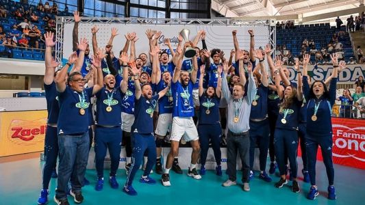 Wallace, de volta às quadras após quatro meses suspenso, levantou a taça da Superliga