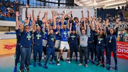 Wallace, de volta às quadras após quatro meses suspenso, levantou a taça da Superliga