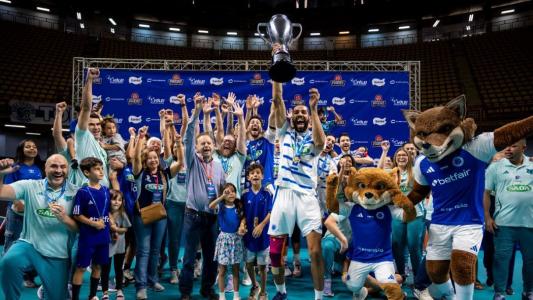 Wallace, do Sada Cruzeiro, ergue a taça do Campeonato Mineiro de Vôlei