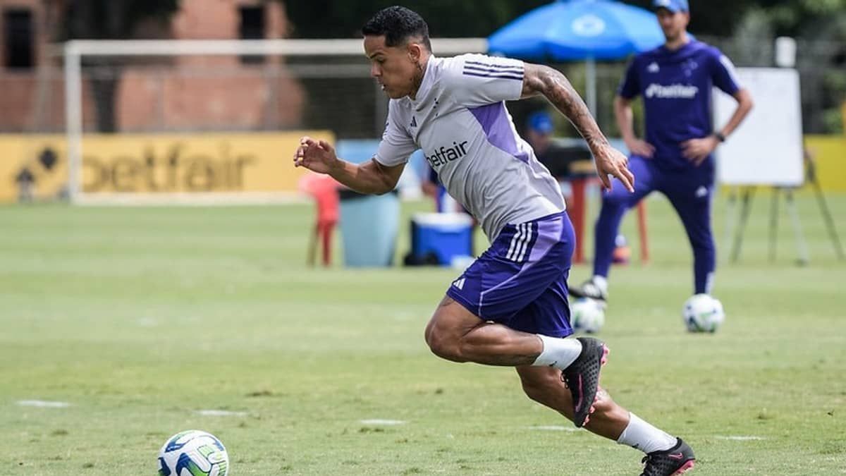 Após ausência por dor no joelho, Wallisson faz trabalho físico no Cruzeiro