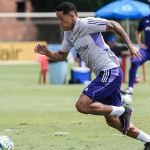 Após ausência por dor no joelho, Wallisson faz trabalho físico no Cruzeiro