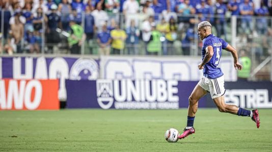 Wallisson foi substituído aos 30' do primeiro tempo para entrada de Neto Moura