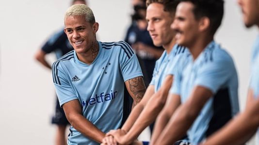 Wallisson voltou a treinar com o elenco do Cruzeiro nesta terça