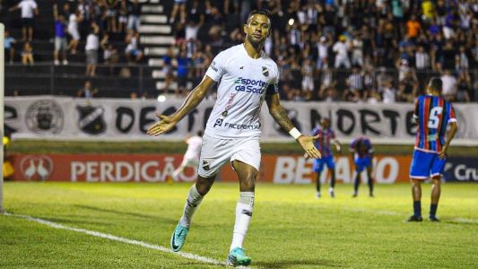 Wallyson comemora gol com a camisa do ABC