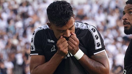 Wallyson comemora gol pelo ABC beijando o escudo do clube