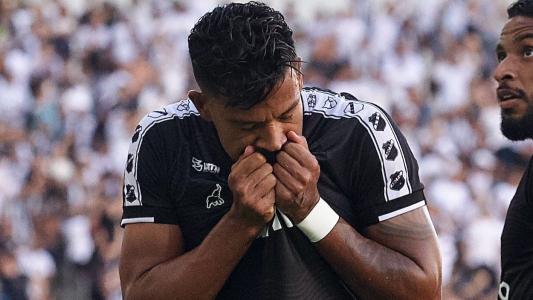 Wallyson comemora gol pelo ABC beijando o escudo do clube