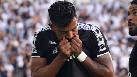 Wallyson comemora gol pelo ABC beijando o escudo do clube