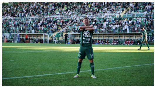Walter Clar em dia inspirado contra o Paysandu. O jogador marcou duas vezes na partida deste domingo (17)