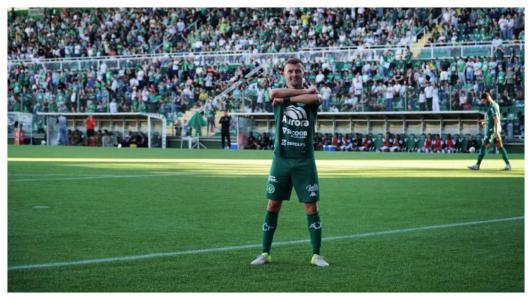 Walter Clar em dia inspirado contra o Paysandu. O jogador marcou duas vezes na partida deste domingo (17)