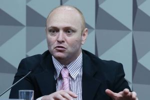 Moraes concede regime aberto com uso de tornozeleira para hacker condenado com Zambelli