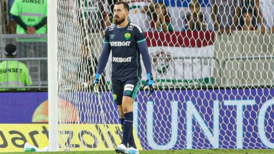 Walter, goleiro do Cuiabá, sofreu 5 dos 12 gols antes dos 15 minutos de cada tempo
