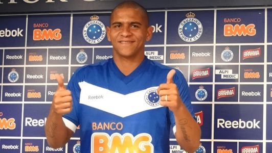 Atacante Walter durante apresentação no Cruzeiro, em 2012