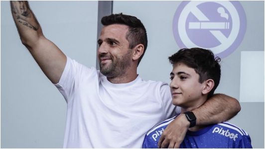 Walter Montillo no camarote do Mineirão, durante jogo do Cruzeiro