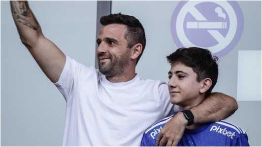 Walter Montillo no camarote do Mineirão, durante jogo do Cruzeiro