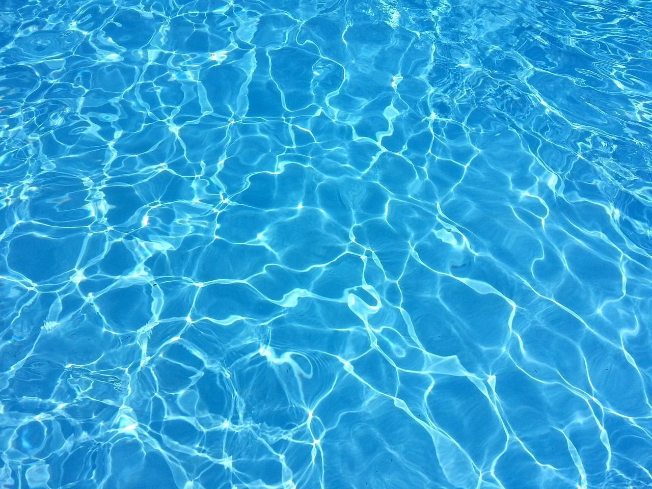 Criança puxa fio próximo à piscina, causa descarga elétrica, e um homem morre