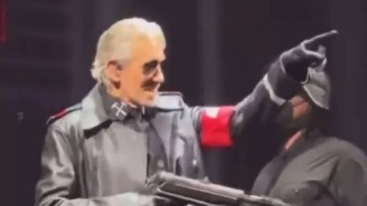 Waters veste a roupa com ornamentos nazistas em apresentação que, segundo ele, foi pensada para criticar o fascismo