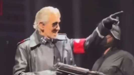 Waters veste a roupa com ornamentos nazistas em apresentação que, segundo ele, foi pensada para criticar o fascismo