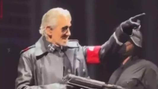 Waters veste a roupa com ornamentos nazistas em apresentação que, segundo ele, foi pensada para criticar o fascismo