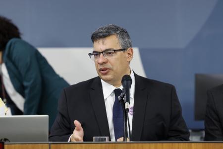 Wederson Advincula Siqueira, consultor jurídico da AMM, durante audiência pública na Assembleia sobre impacto da privatização da Copasa nos municípios