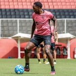 Atacante do Vitória é vítima de racismo: 'Por isso, Hitler matava vocês'