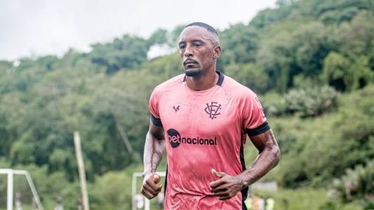 Welder, atacante do Vitória, pode voltar a ficar à disposição