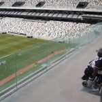 Cadeirante visita Arena MRV, exalta visibilidade e faz pedido à torcida do Atlético