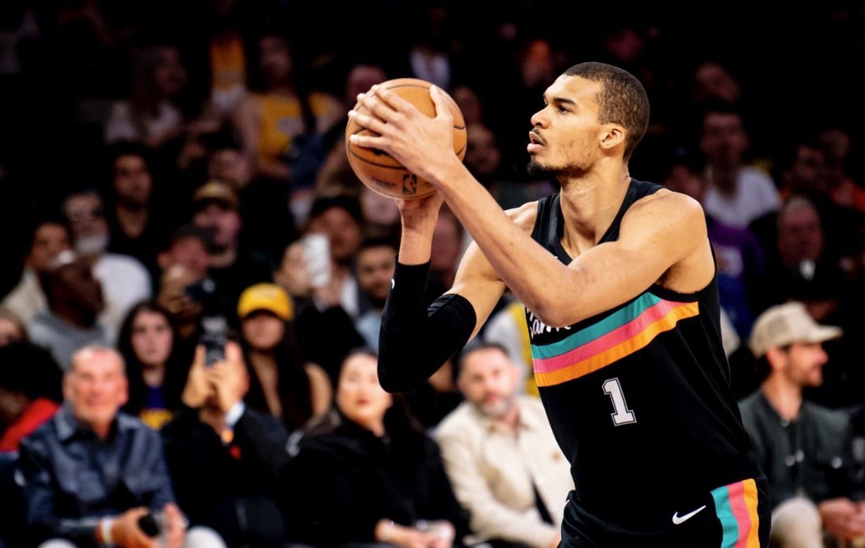 Wembanyama marca 37 de 40 pontos no 1º tempo, e Spurs atropelam Lakers na NBA
