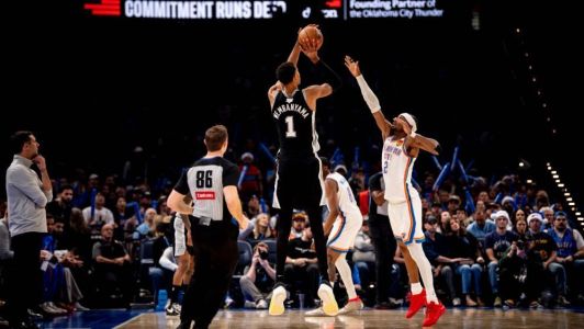 Wembanyama arremessa sobre Gilgeous-Alexander em OKC 102 x 117 Spurs, no Natal da NBA em 2025