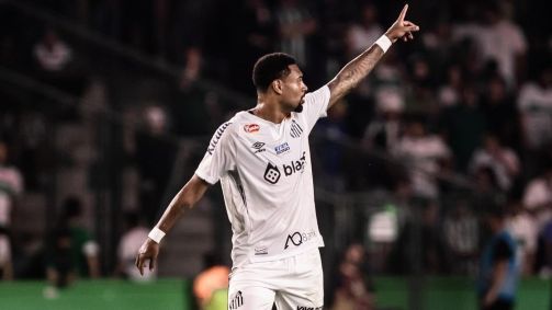 Wendel Silva em campo pelo Santos, na Série B de 2024