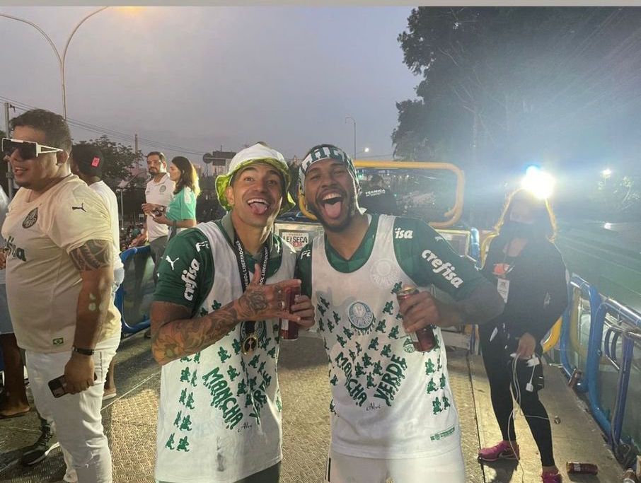 Wesley, do Cruzeiro, parabeniza Dudu com camisa de organizada do Palmeiras