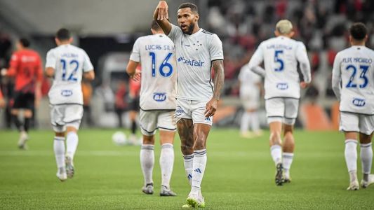 Wesley anotou o terceiro gol do Cruzeiro contra o Athletico-PR, em Curitiba