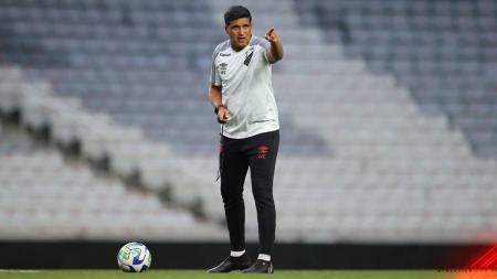 Wesley Carvalho comanda Athletico na Ligga Arena pela primeira vez desde a saída de Turra