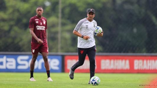 Wesley Carvalho, técnico do Athletico, em preparação para jogo pelo Brasileiro
