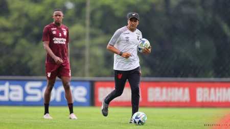 Wesley Carvalho, técnico do Athletico, em preparação para jogo pelo Brasileiro