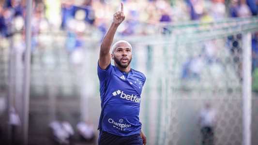 Wesley comemora gol pelo Cruzeiro em jogo contra o Santos, no Independência