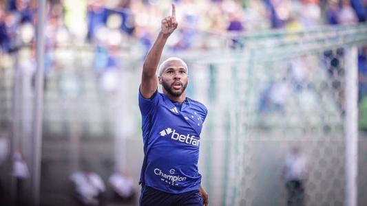 Wesley comemora gol pelo Cruzeiro em jogo contra o Santos, no Independência