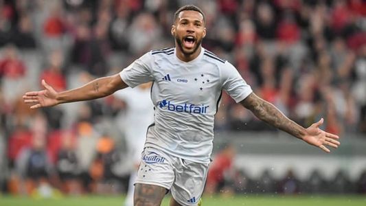 Wesley comemora gol marcado pelo Cruzeiro contra o Athletico-PR, em Curitiba