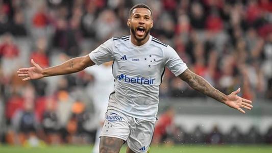 Wesley comemora gol marcado pelo Cruzeiro contra o Athletico-PR, em Curitiba