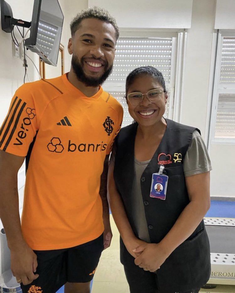 Wesley, ex-Cruzeiro, é flagrado com camisa do Inter antes de anúncio oficial